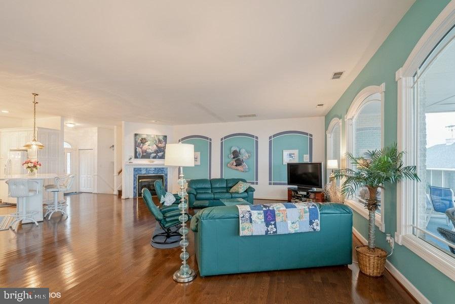 FEATHERSTONE SHORES - Residential