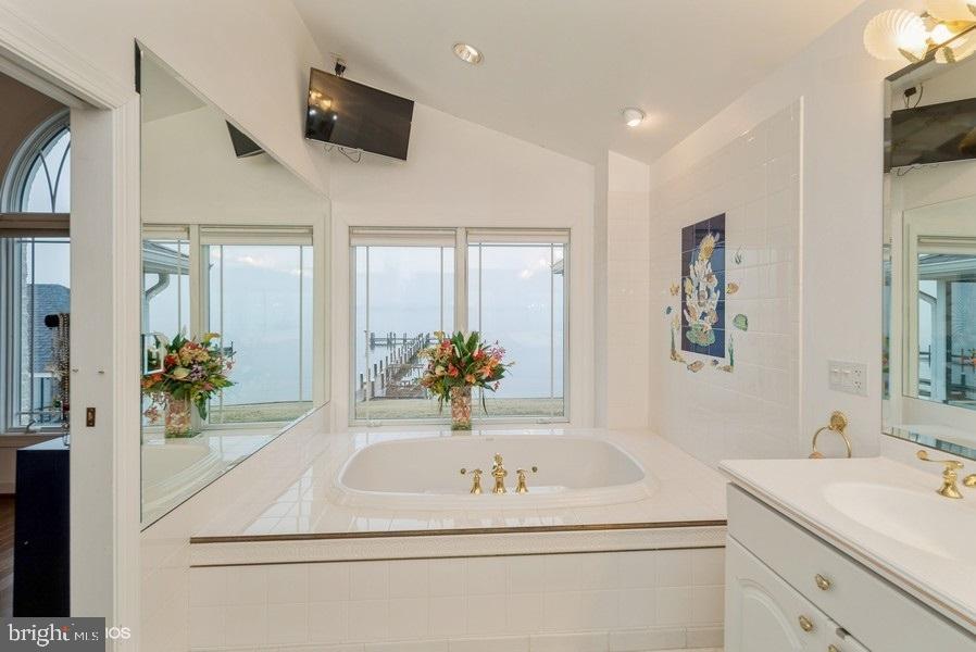 FEATHERSTONE SHORES - Residential