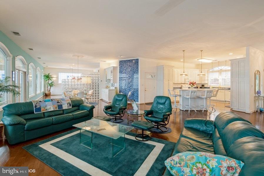 FEATHERSTONE SHORES - Residential