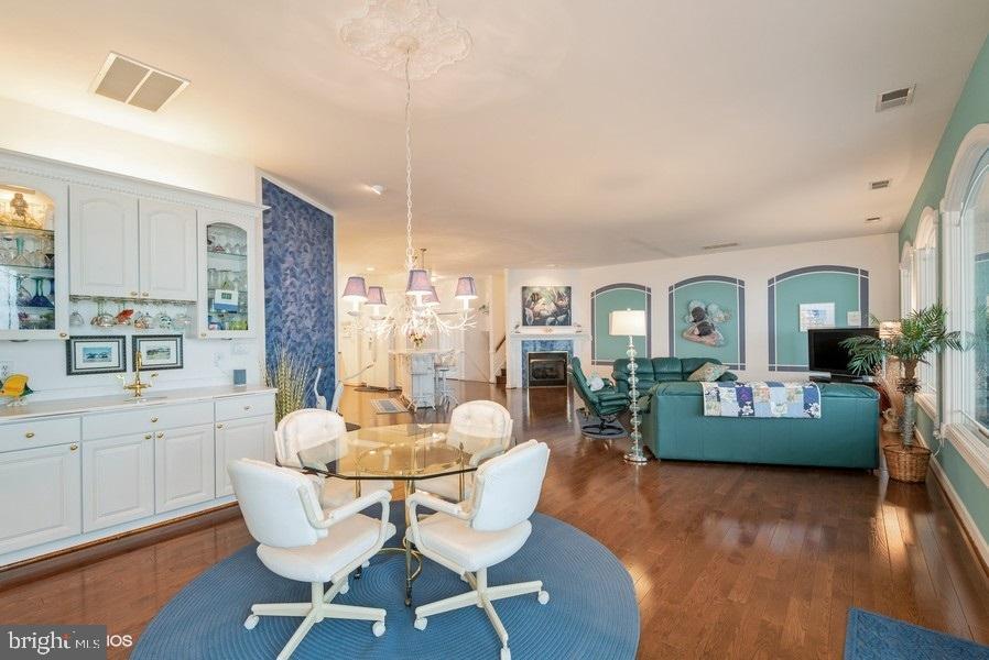 FEATHERSTONE SHORES - Residential