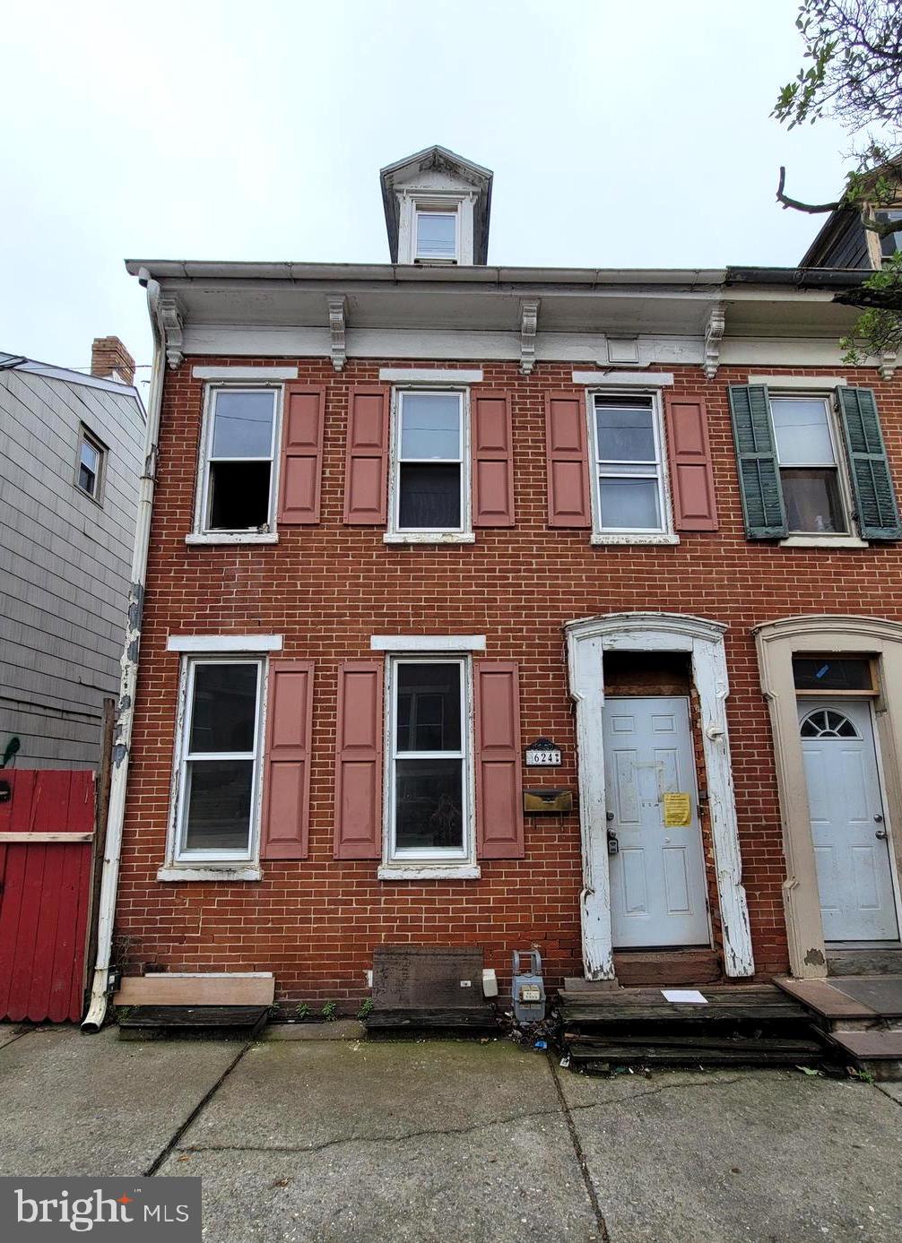 "Calling all Investors'"
Zoned as a two-unit ,and previousely licensed , don"t miss this multi-family opportunity.
Handyman Special!! This 4 bedroom, 1 bathroom . Lots of good potentional for that person looking to build some good equity. Yard and Garage included. Careful of the flooring when walking through,
No Electrict Please take flashlight on showings
Schedule your Showing today!
