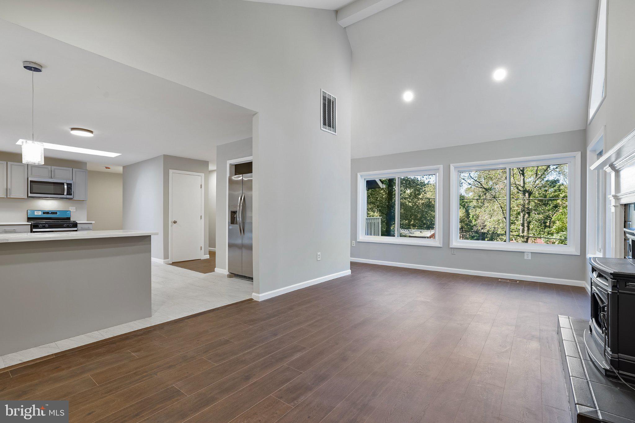37 LAKESIDE DRIVE