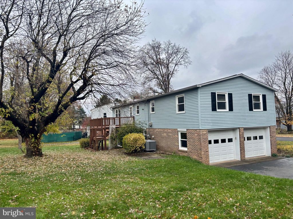 Photo of 19 Hemlock Dr, MECHANICSBURG, PA 17055 (MLS # PACB2049530)