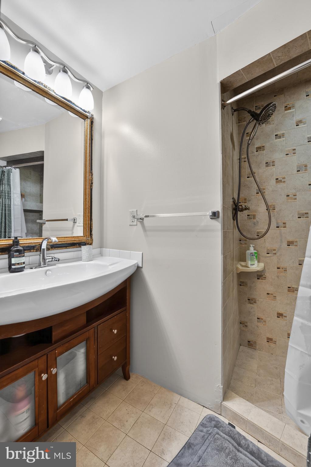 GOVERNORS POINTE - Residential