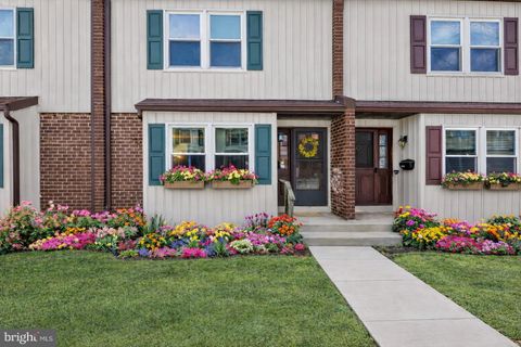 Townhouse For Sale - 9H Shirley Lane<br/> LAWRENCE TOWNSHIP, NJ 08648