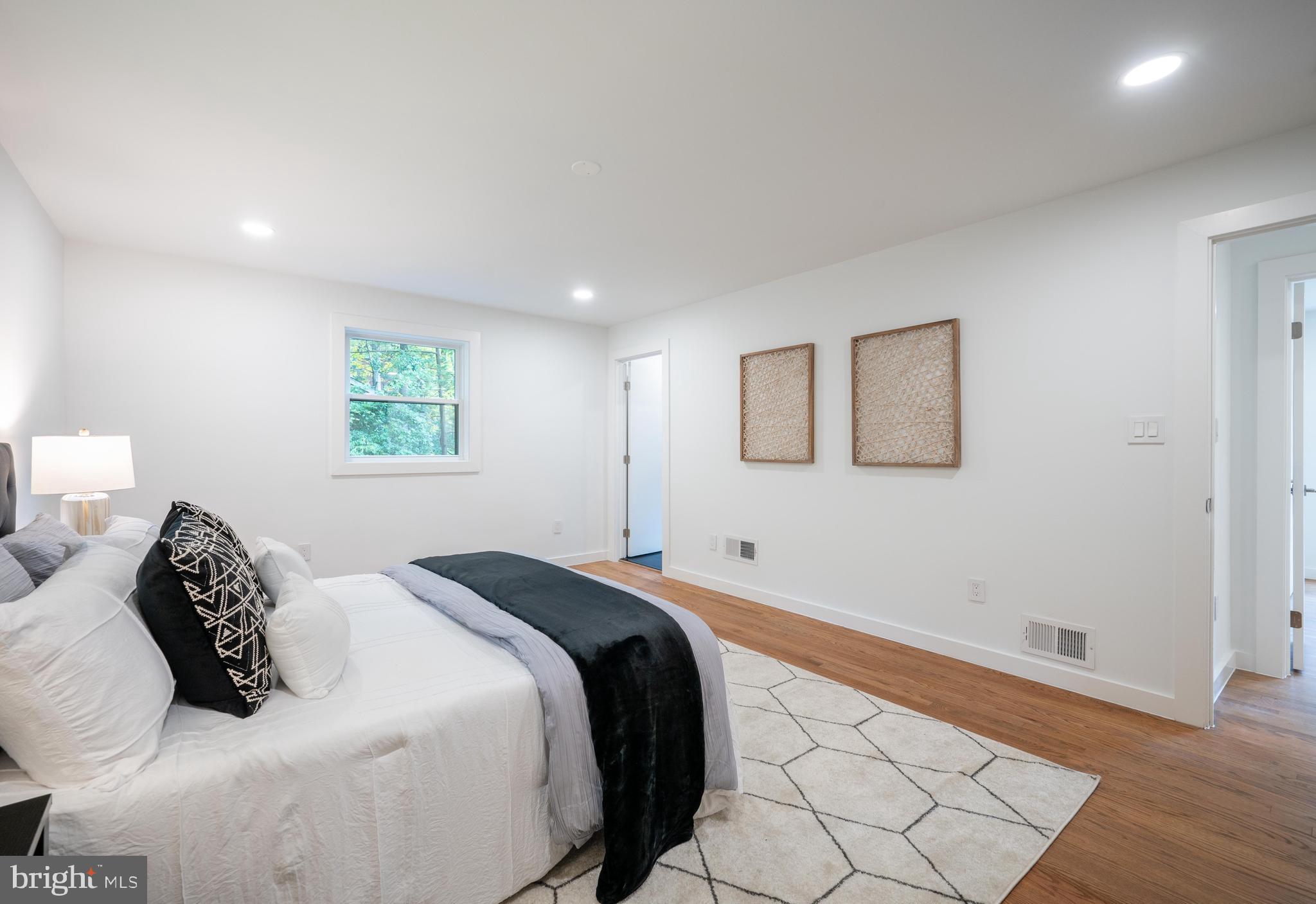 LAKE BARCROFT - Residential