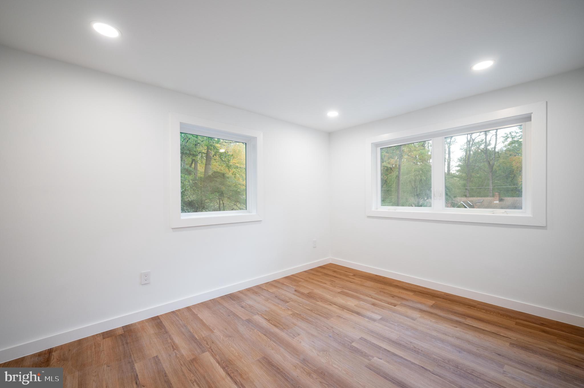 LAKE BARCROFT - Residential