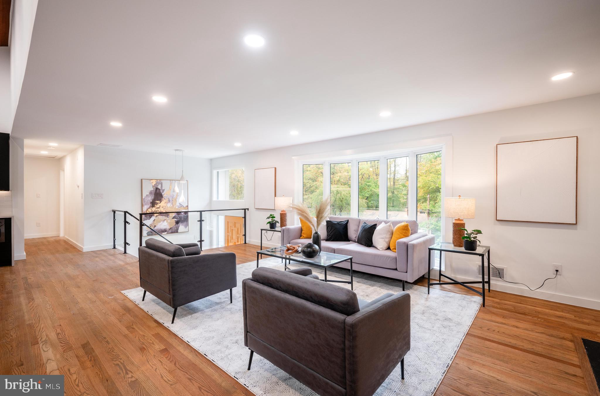 LAKE BARCROFT - Residential