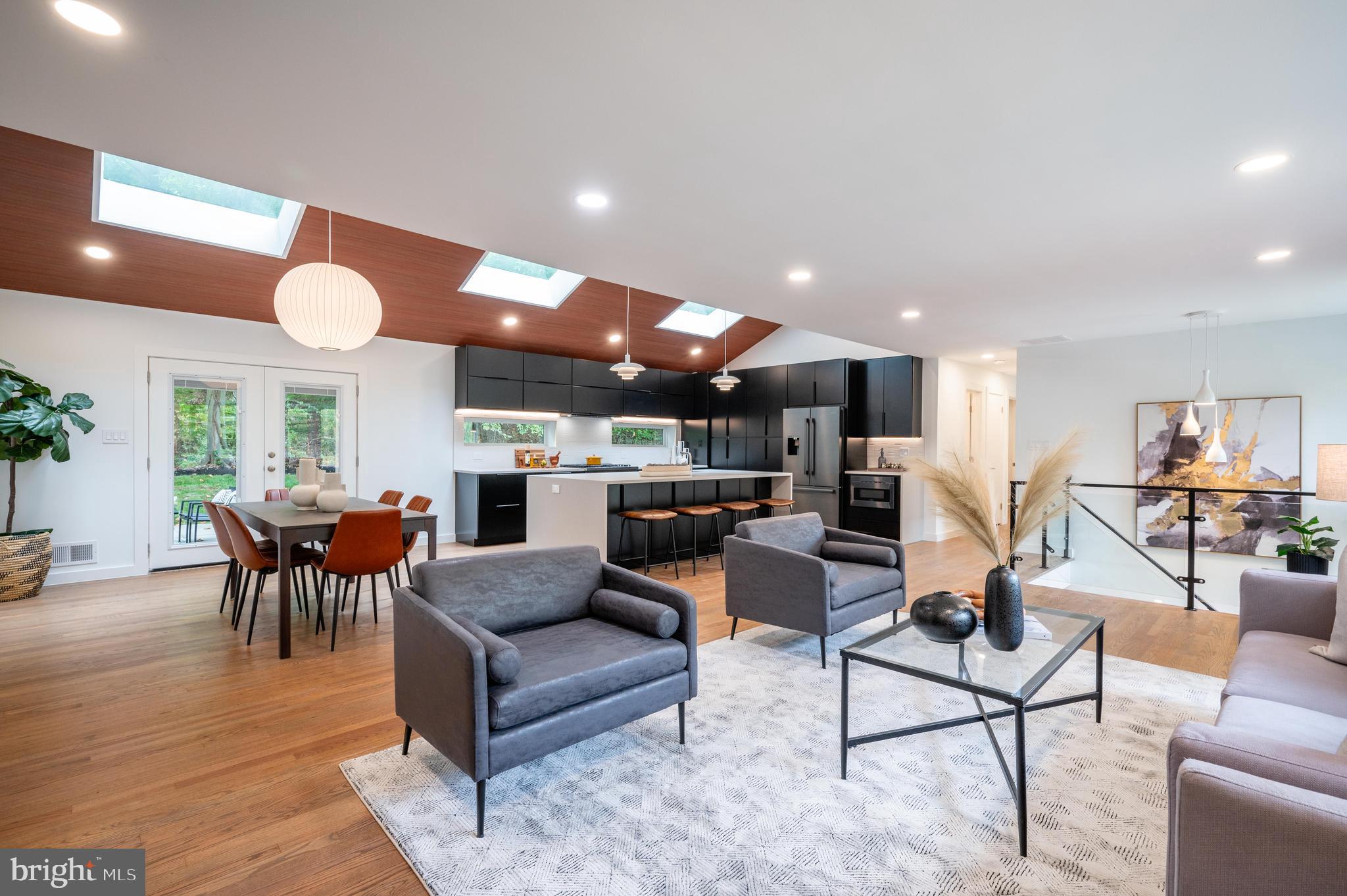 LAKE BARCROFT - Residential