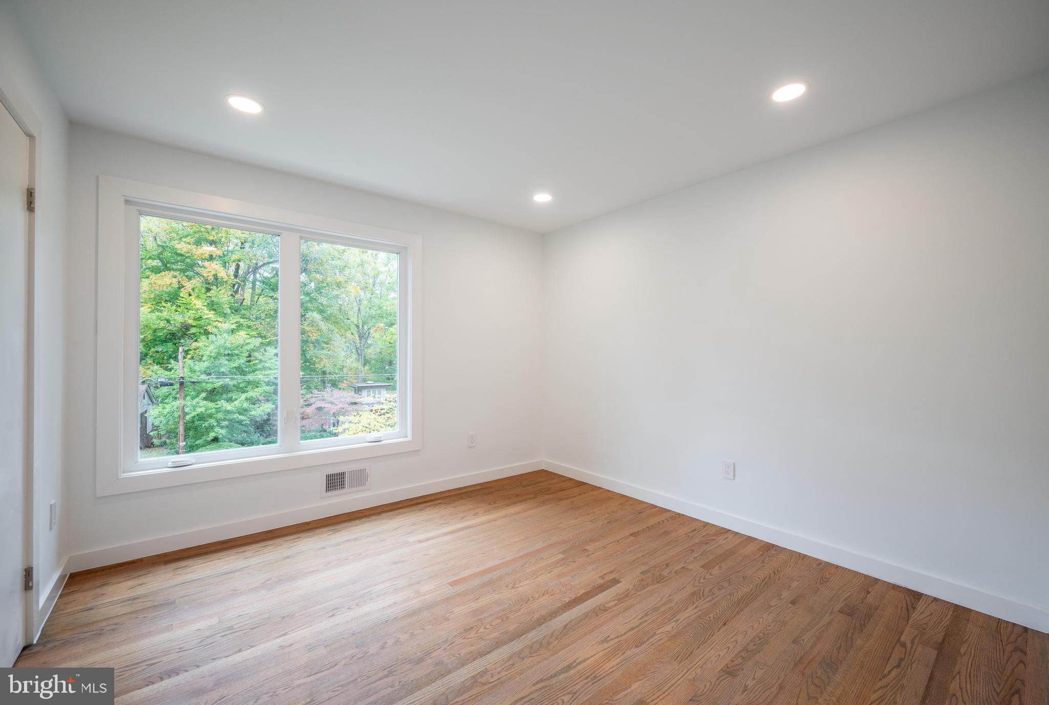 LAKE BARCROFT - Residential