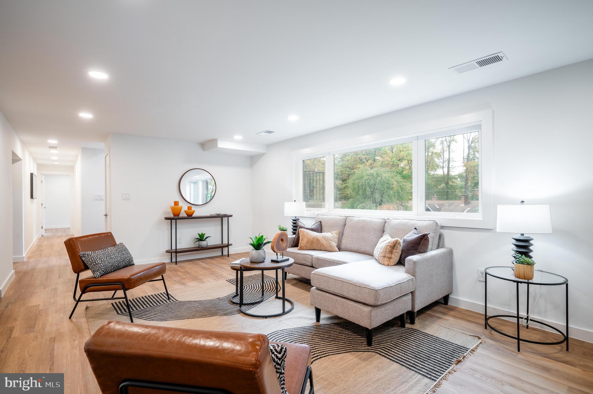 LAKE BARCROFT - Residential