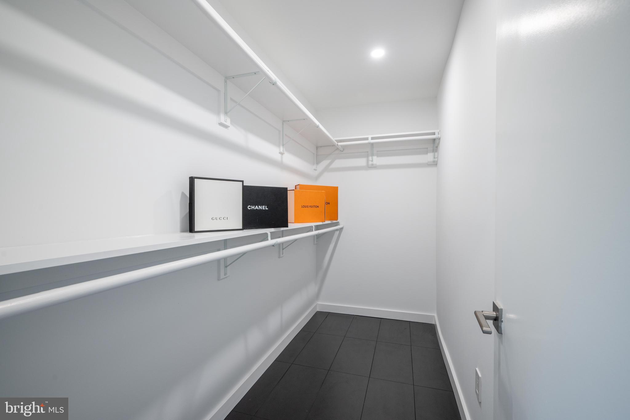 LAKE BARCROFT - Residential