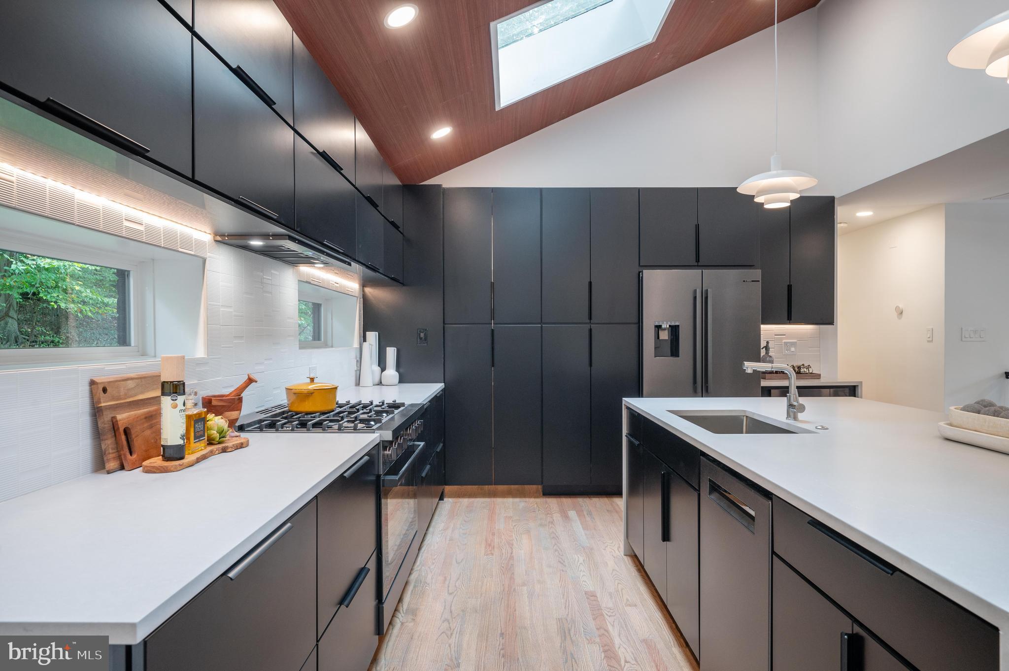 LAKE BARCROFT - Residential