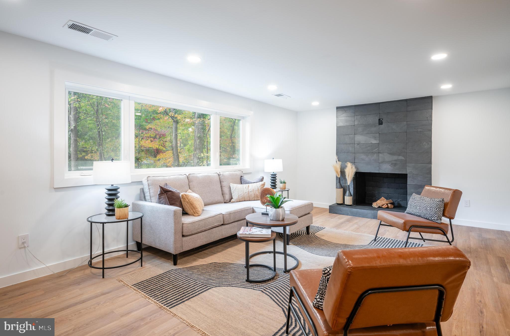 LAKE BARCROFT - Residential