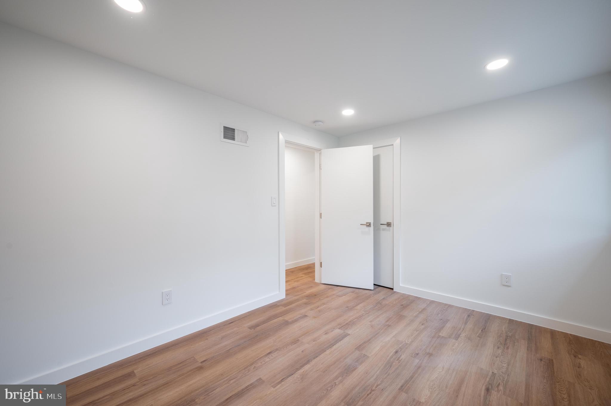 LAKE BARCROFT - Residential