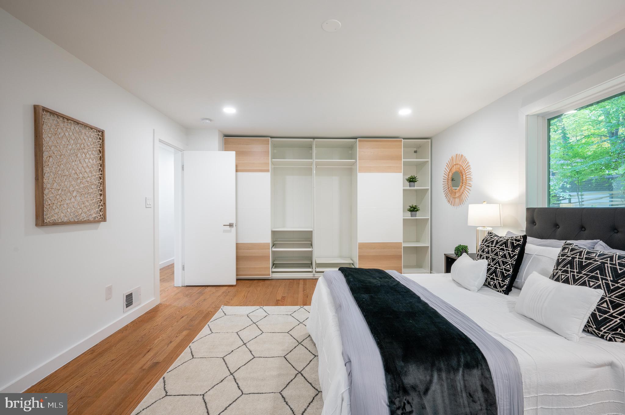 LAKE BARCROFT - Residential