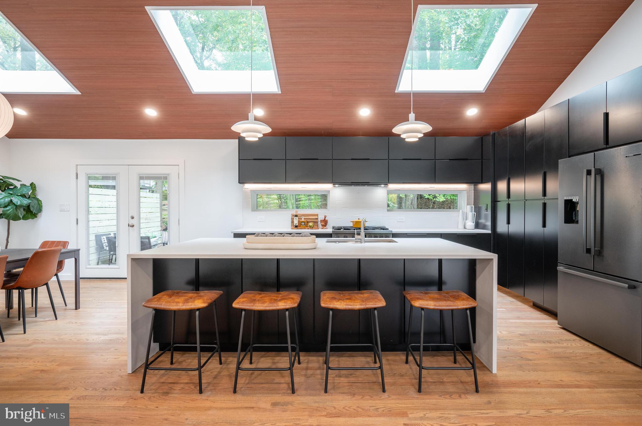 LAKE BARCROFT - Residential