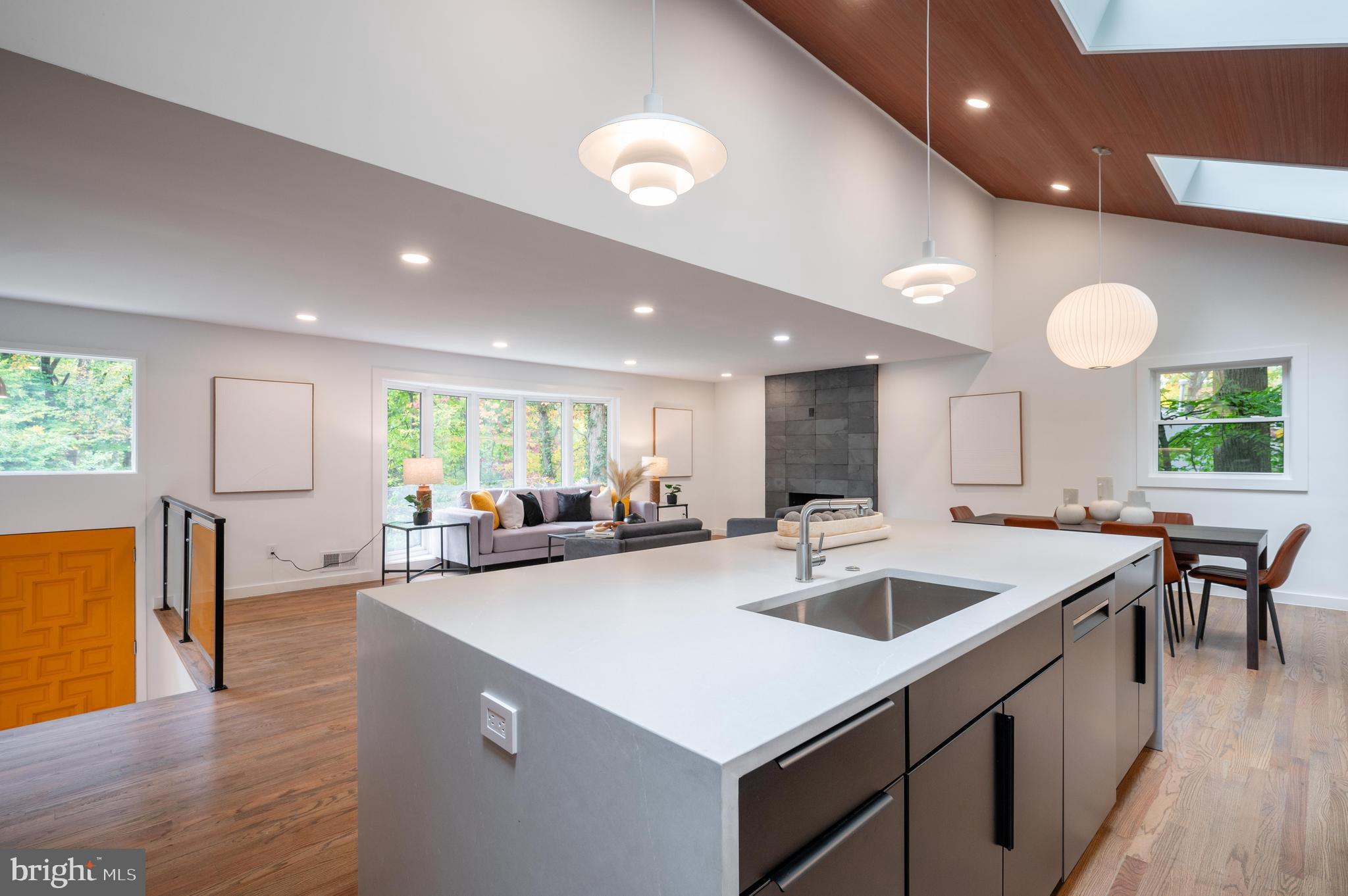 LAKE BARCROFT - Residential