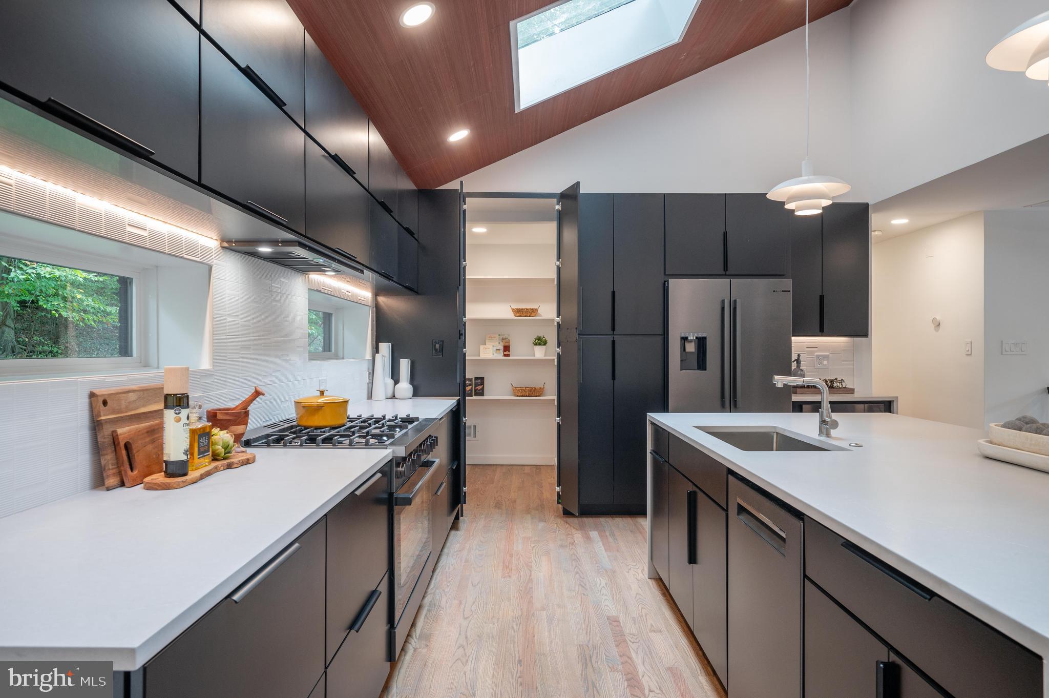 LAKE BARCROFT - Residential