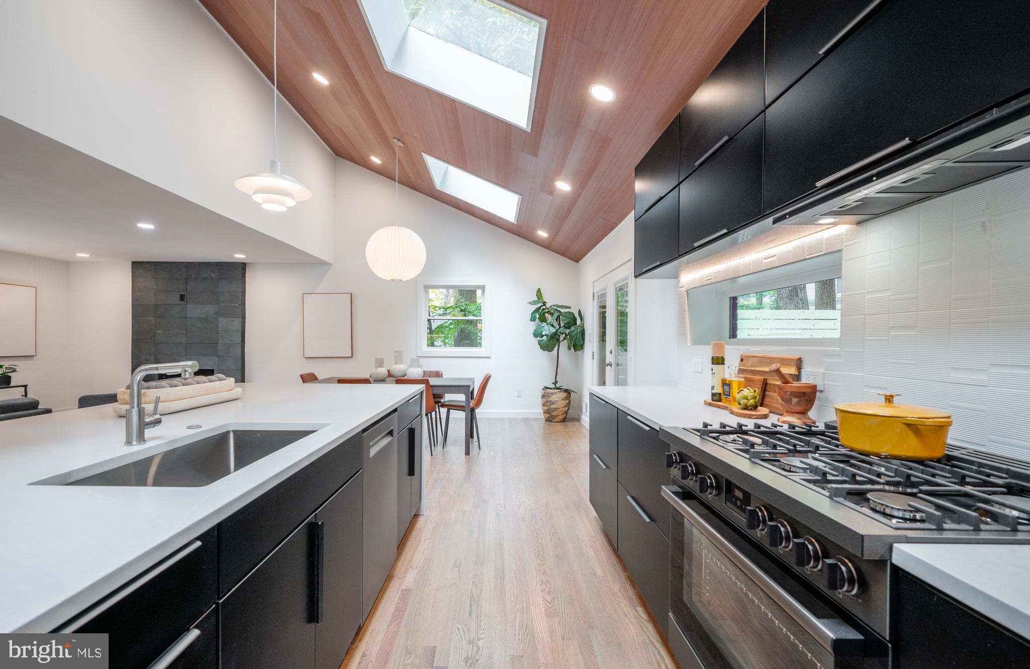 LAKE BARCROFT - Residential