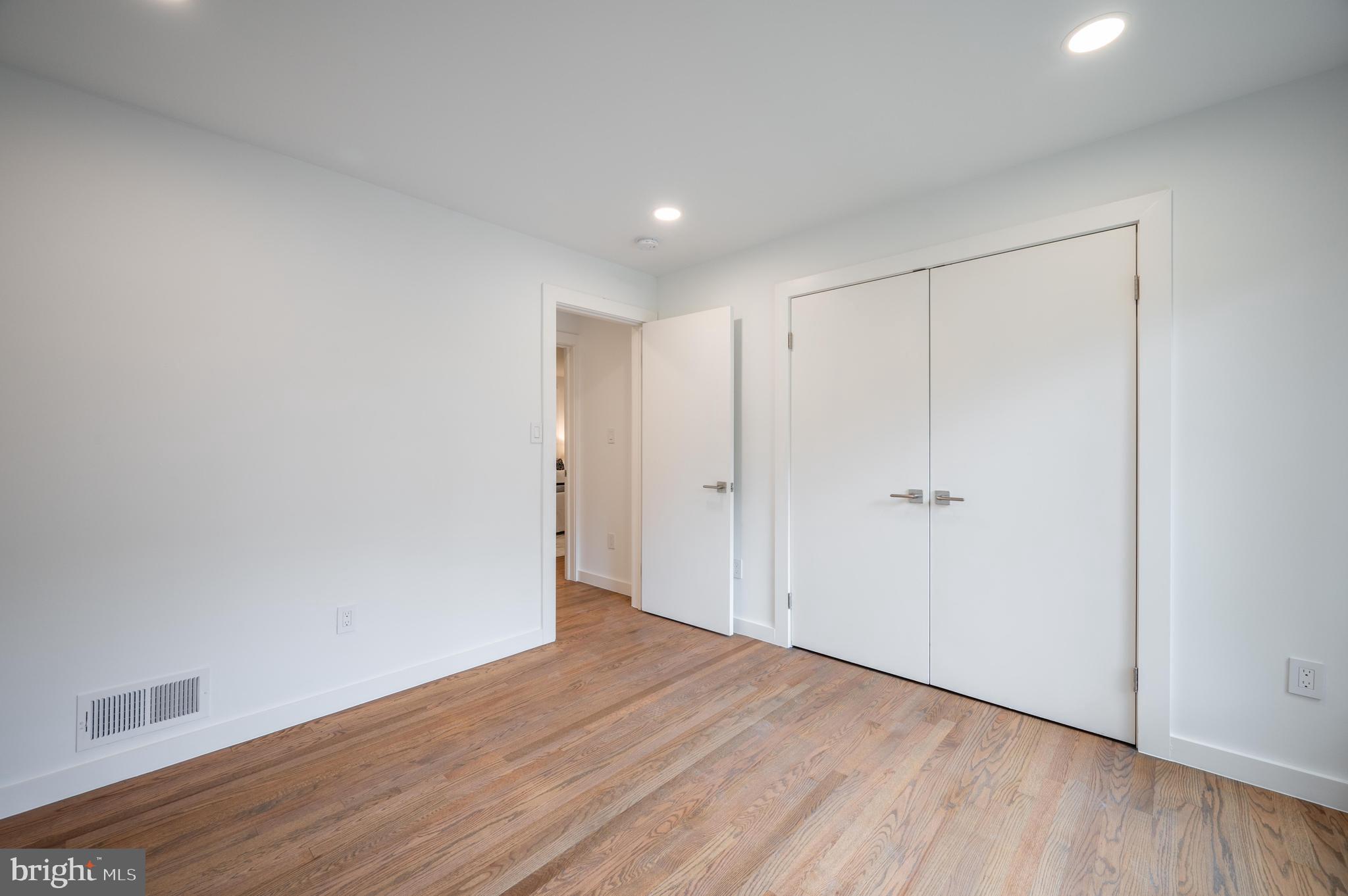 LAKE BARCROFT - Residential