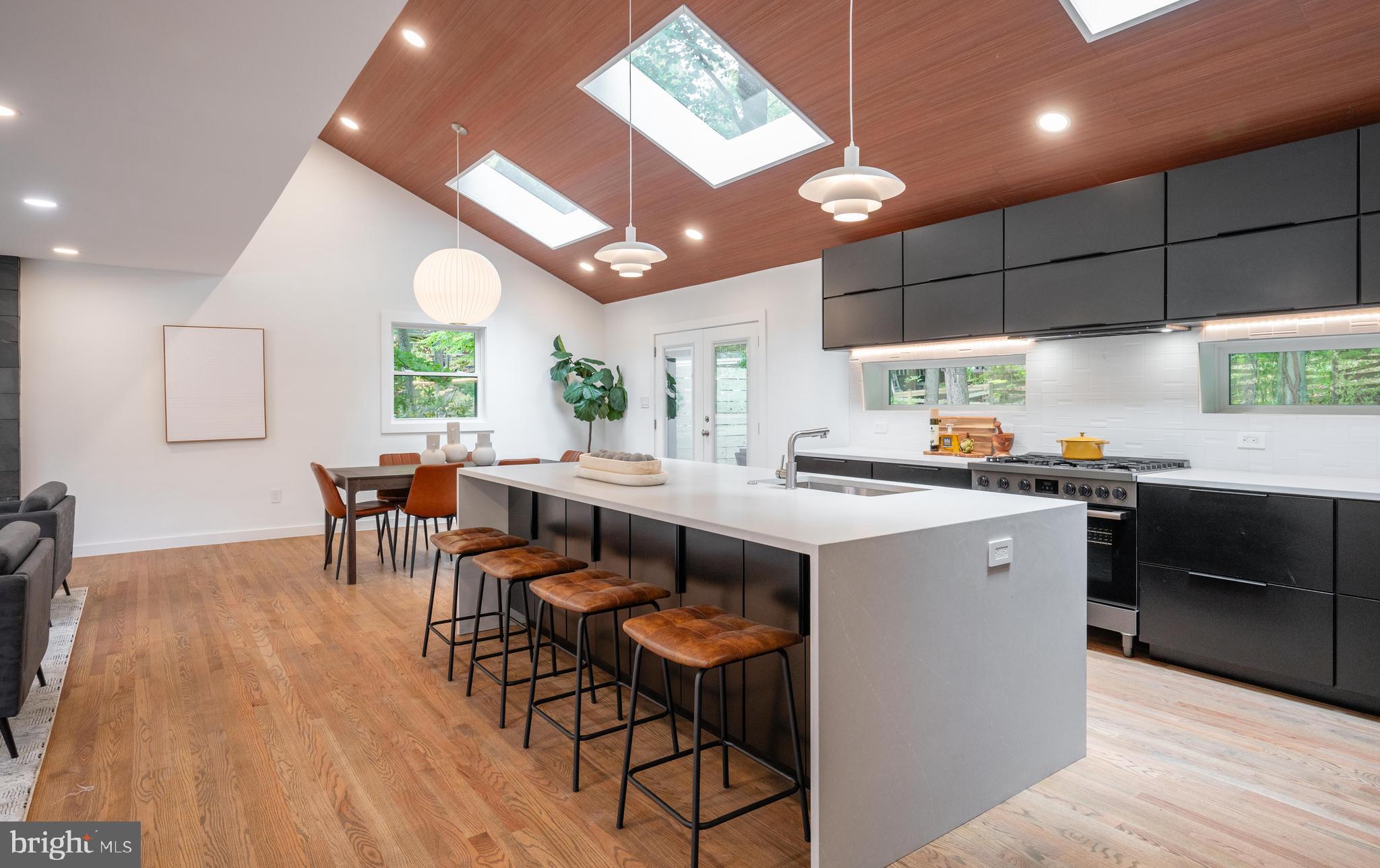 LAKE BARCROFT - Residential