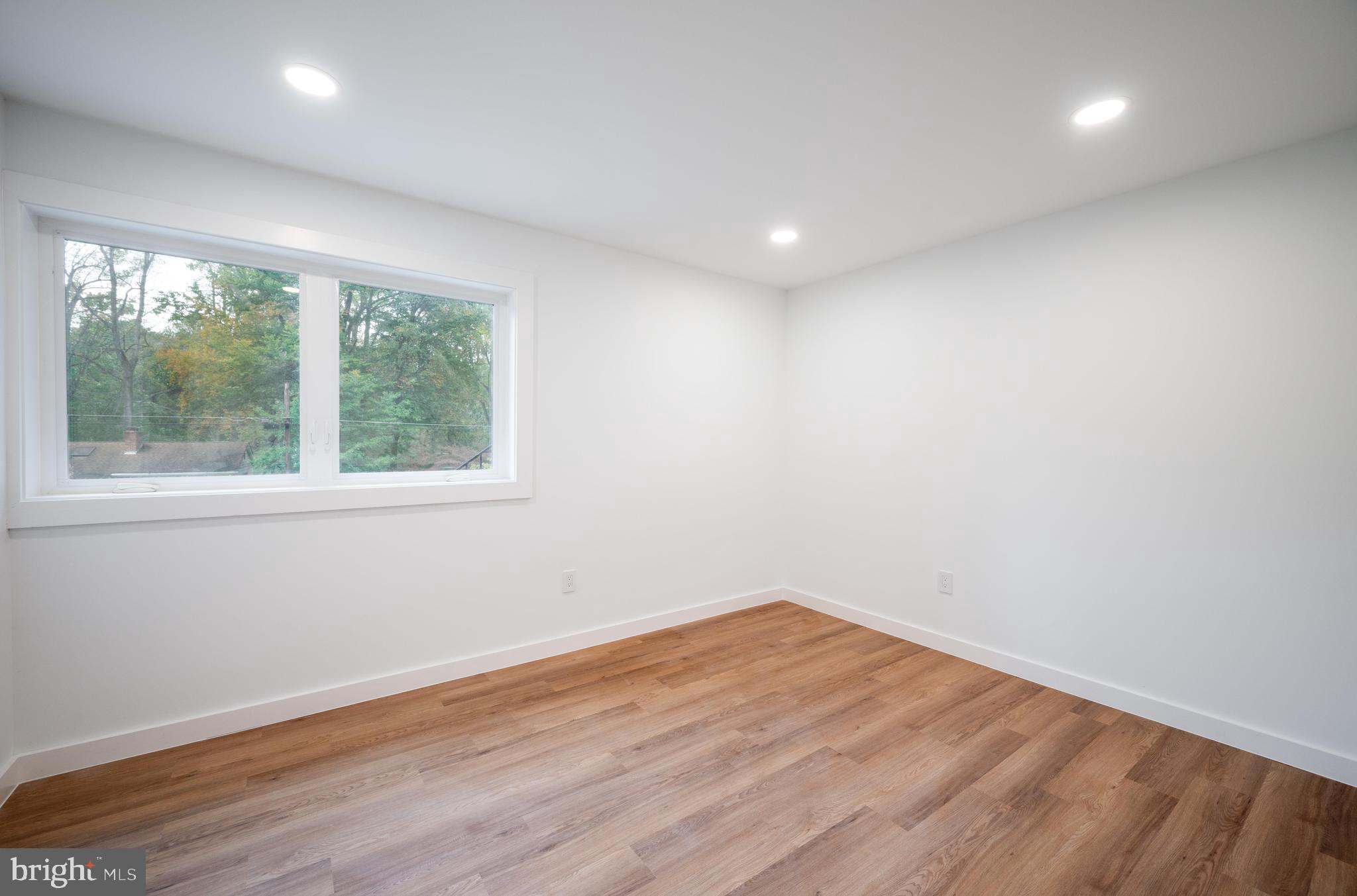 LAKE BARCROFT - Residential