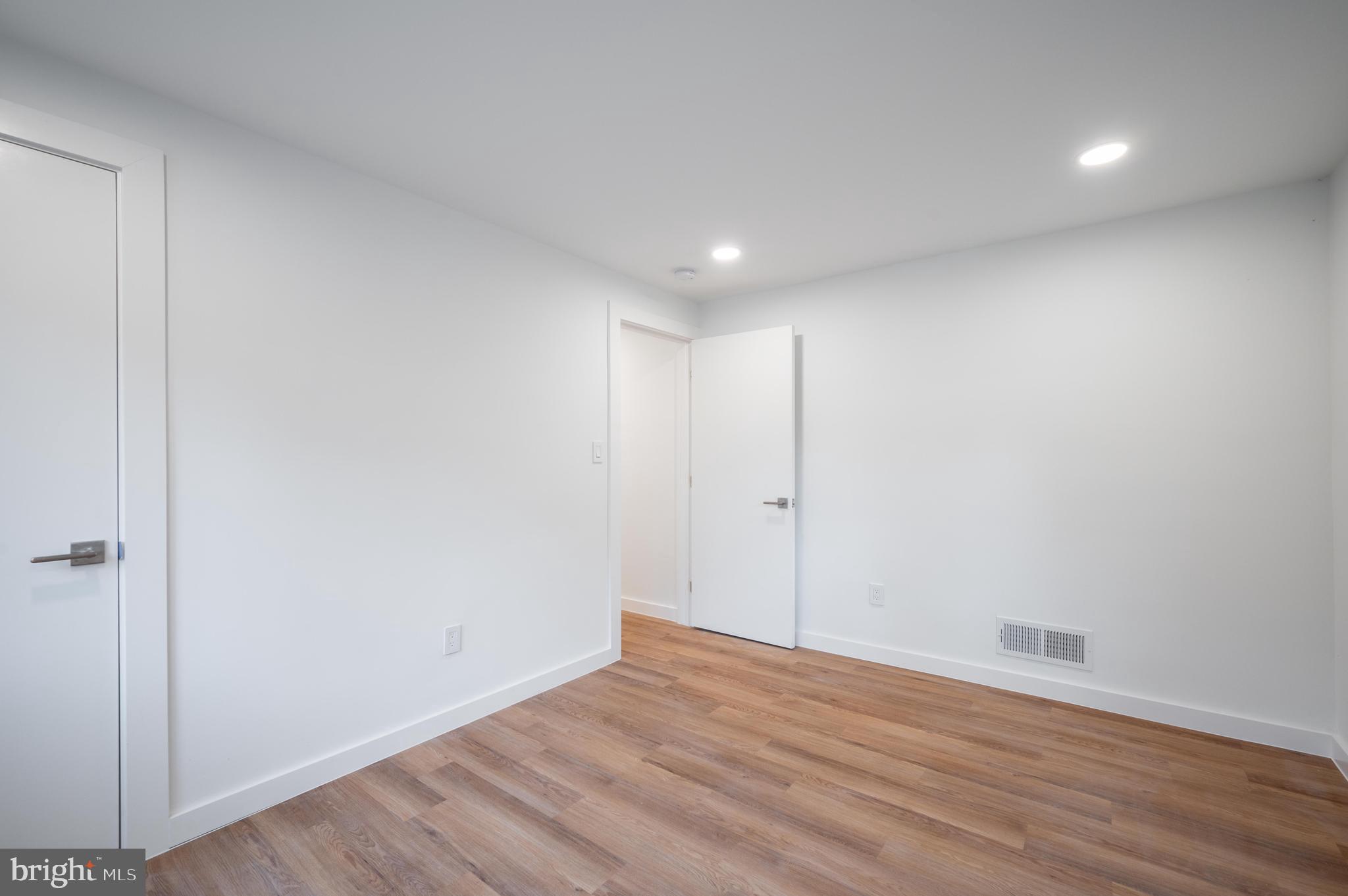 LAKE BARCROFT - Residential