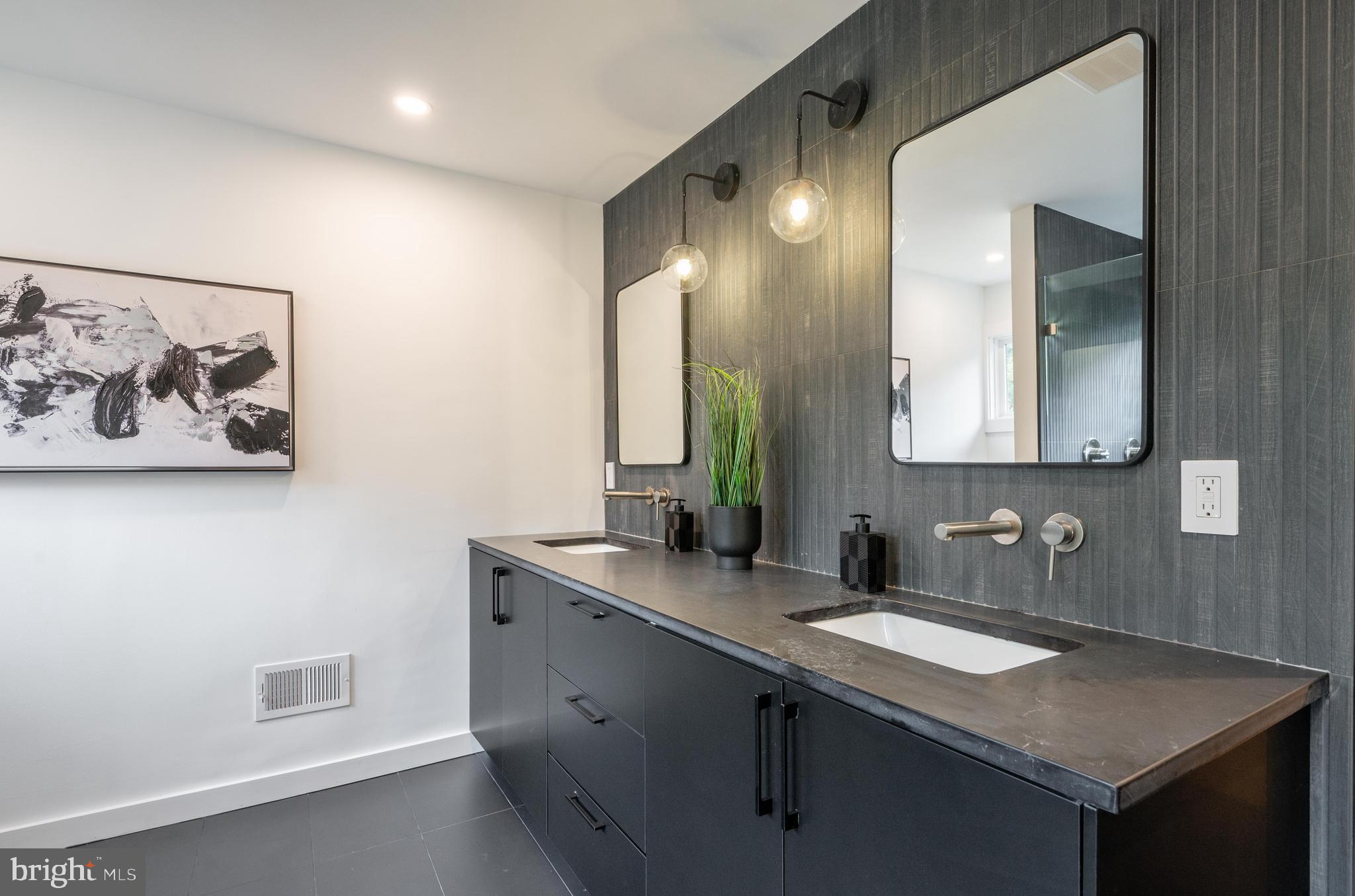 LAKE BARCROFT - Residential