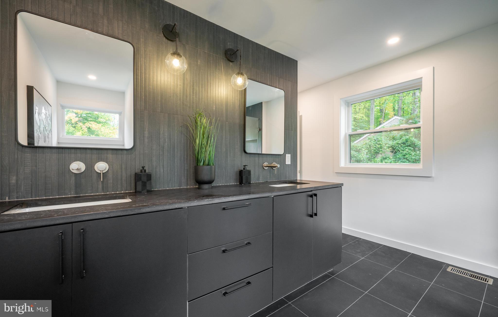 LAKE BARCROFT - Residential