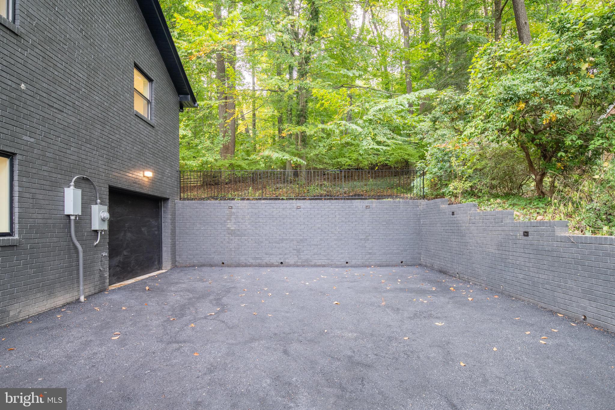 LAKE BARCROFT - Residential