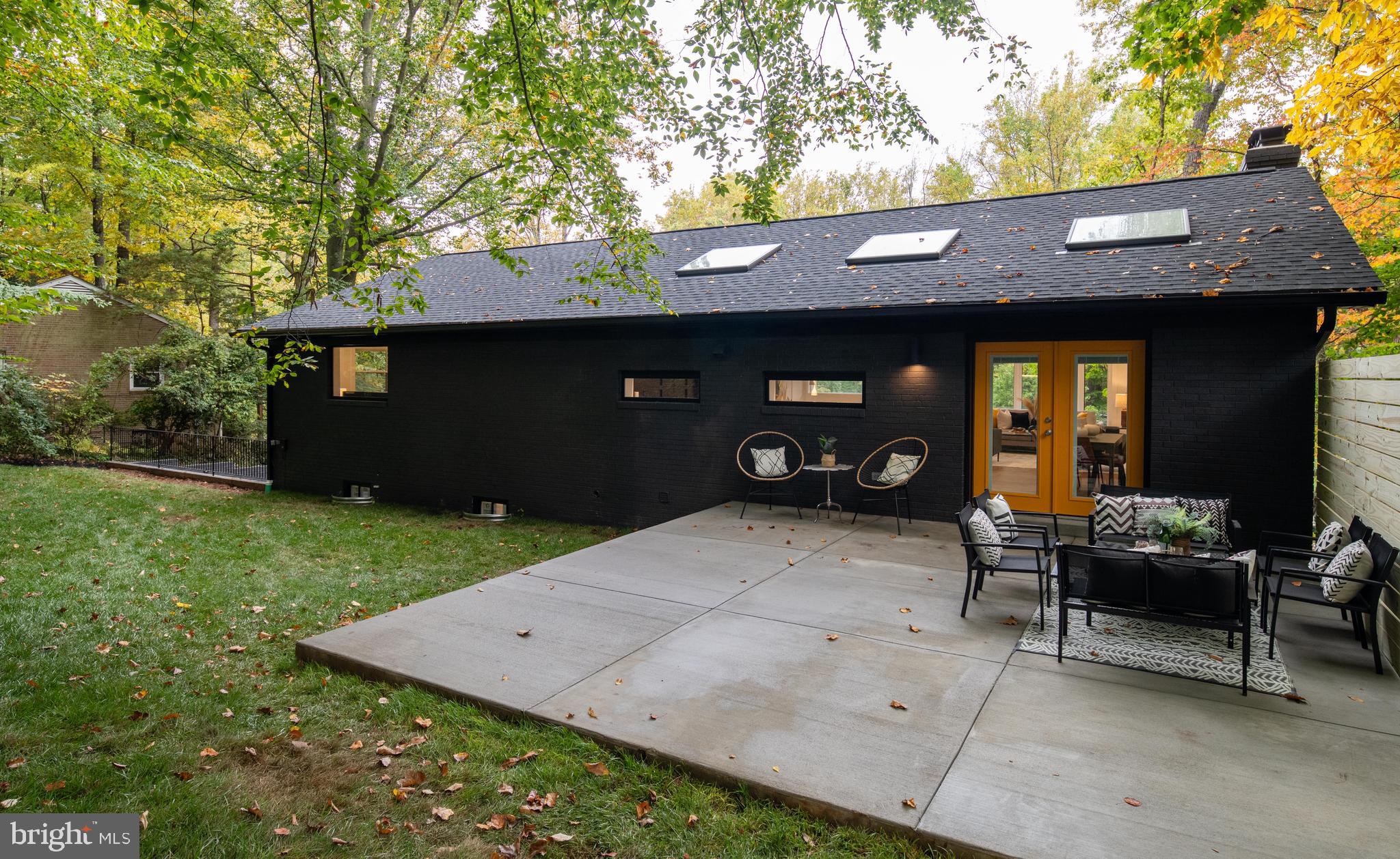 LAKE BARCROFT - Residential