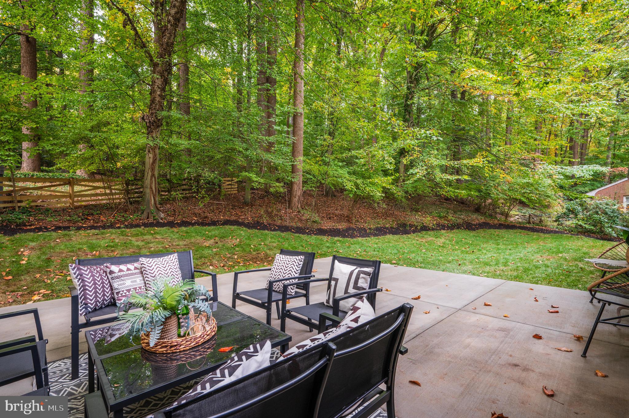 LAKE BARCROFT - Residential