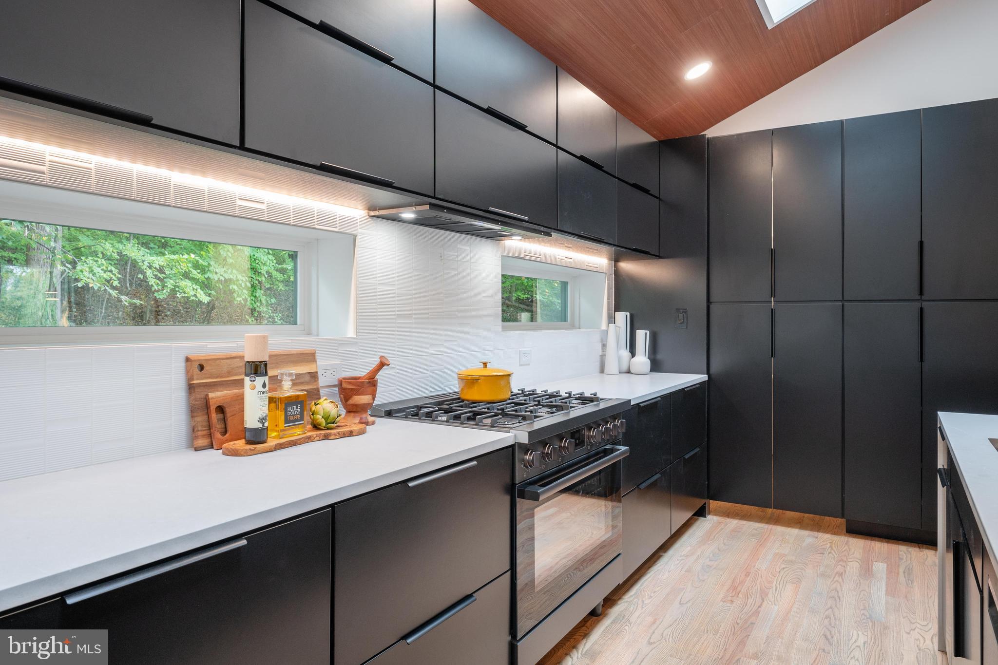 LAKE BARCROFT - Residential