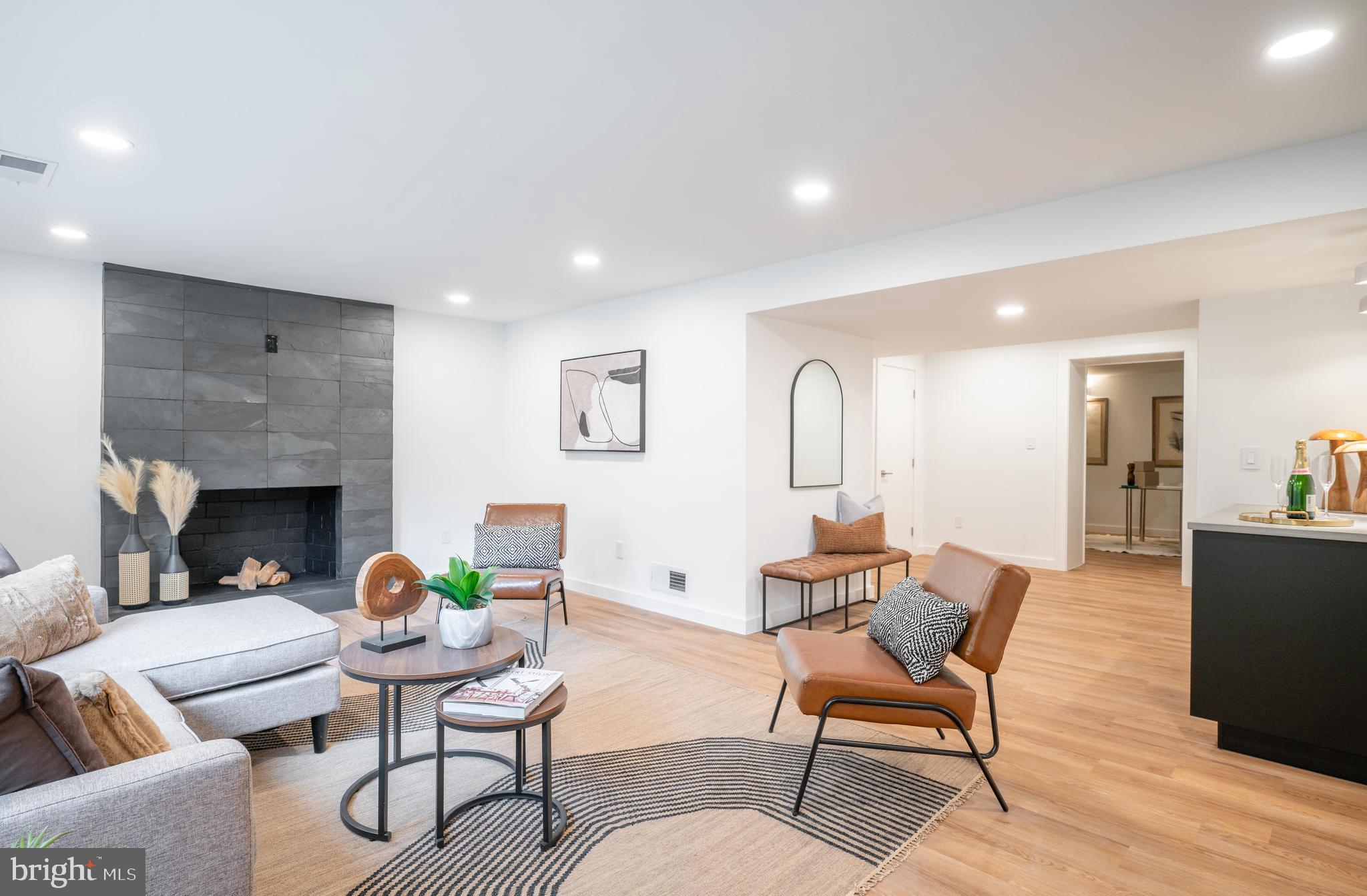 LAKE BARCROFT - Residential