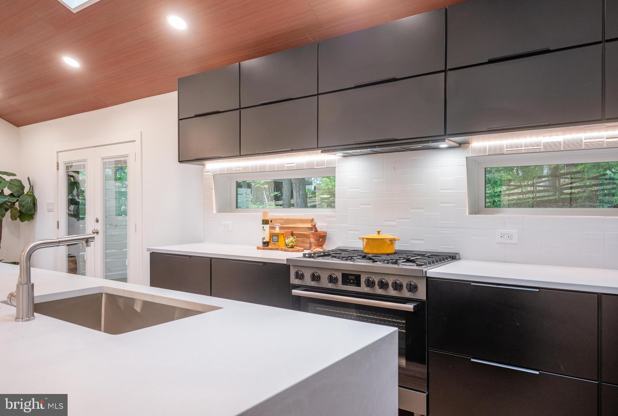 LAKE BARCROFT - Residential