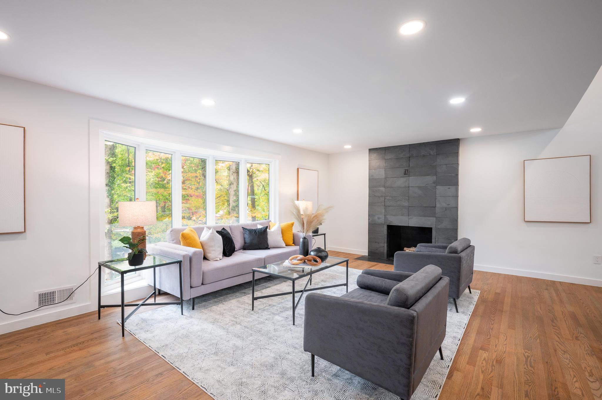 LAKE BARCROFT - Residential