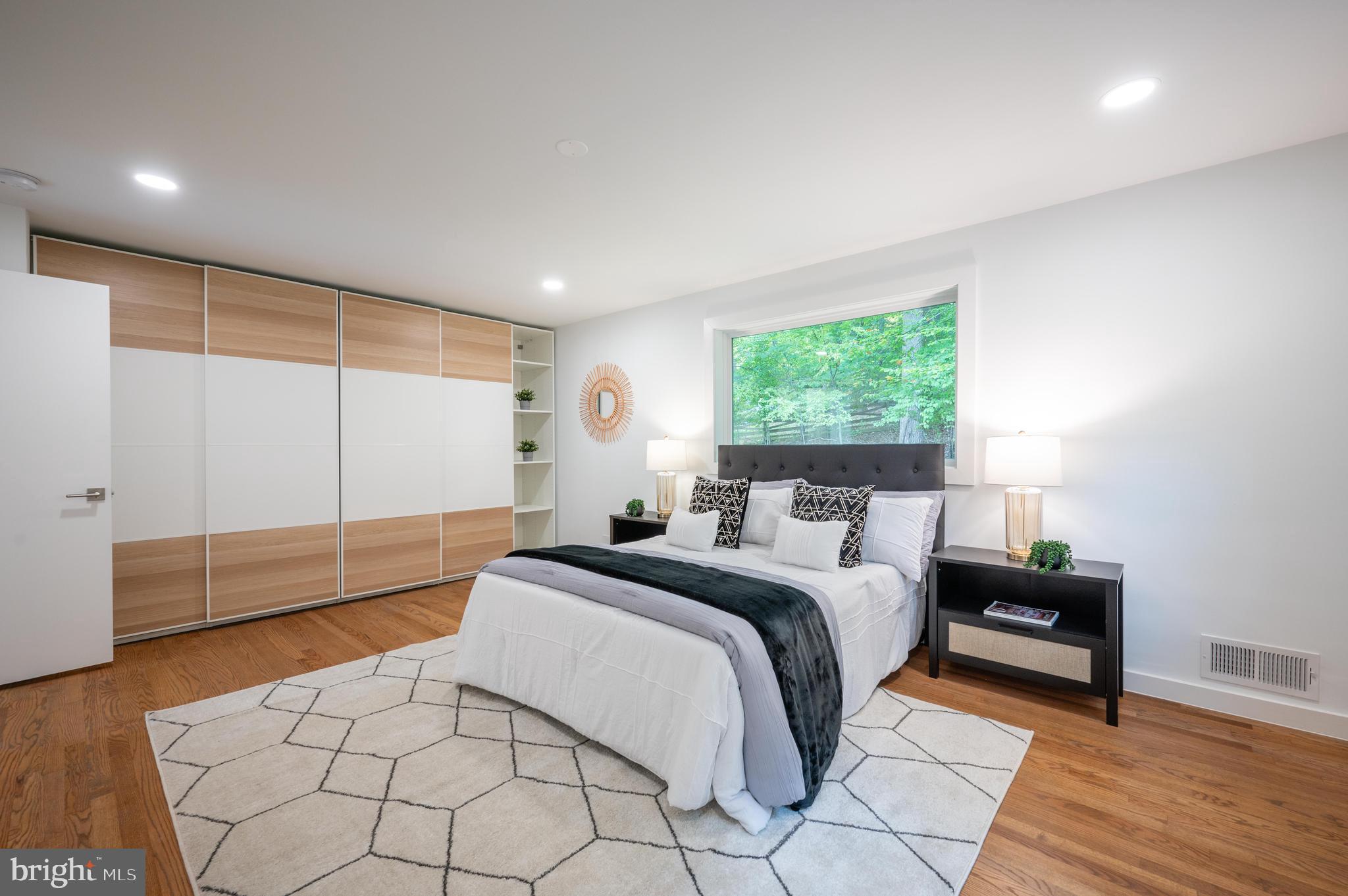 LAKE BARCROFT - Residential