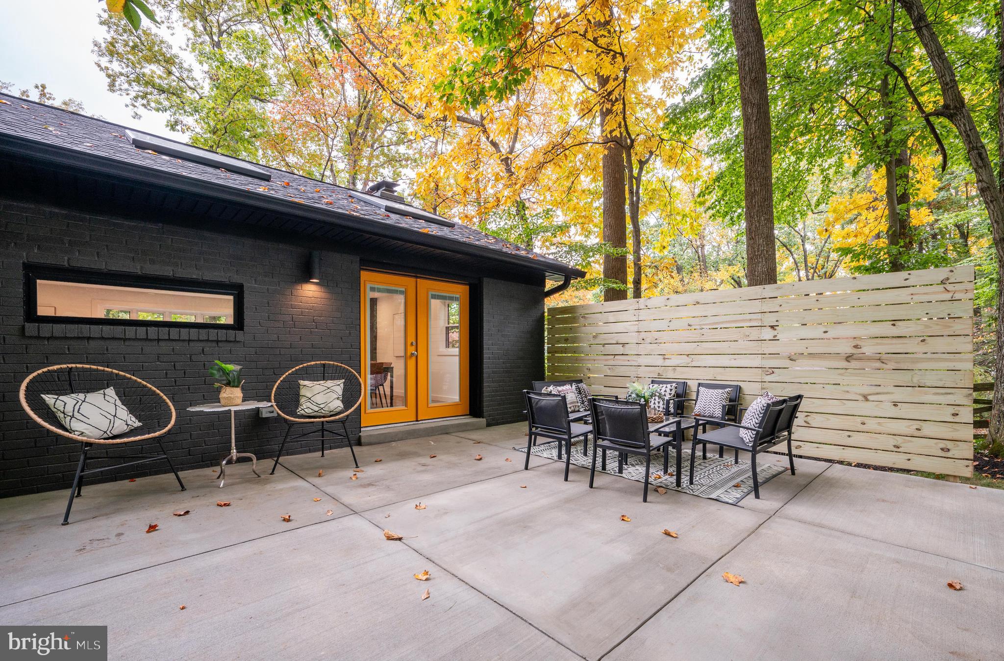 LAKE BARCROFT - Residential