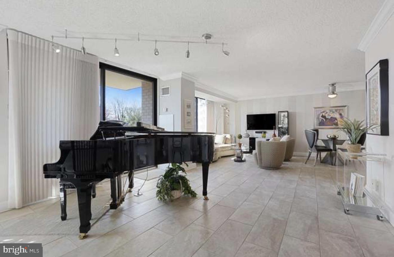 PROMENADE TOWERS - Residential