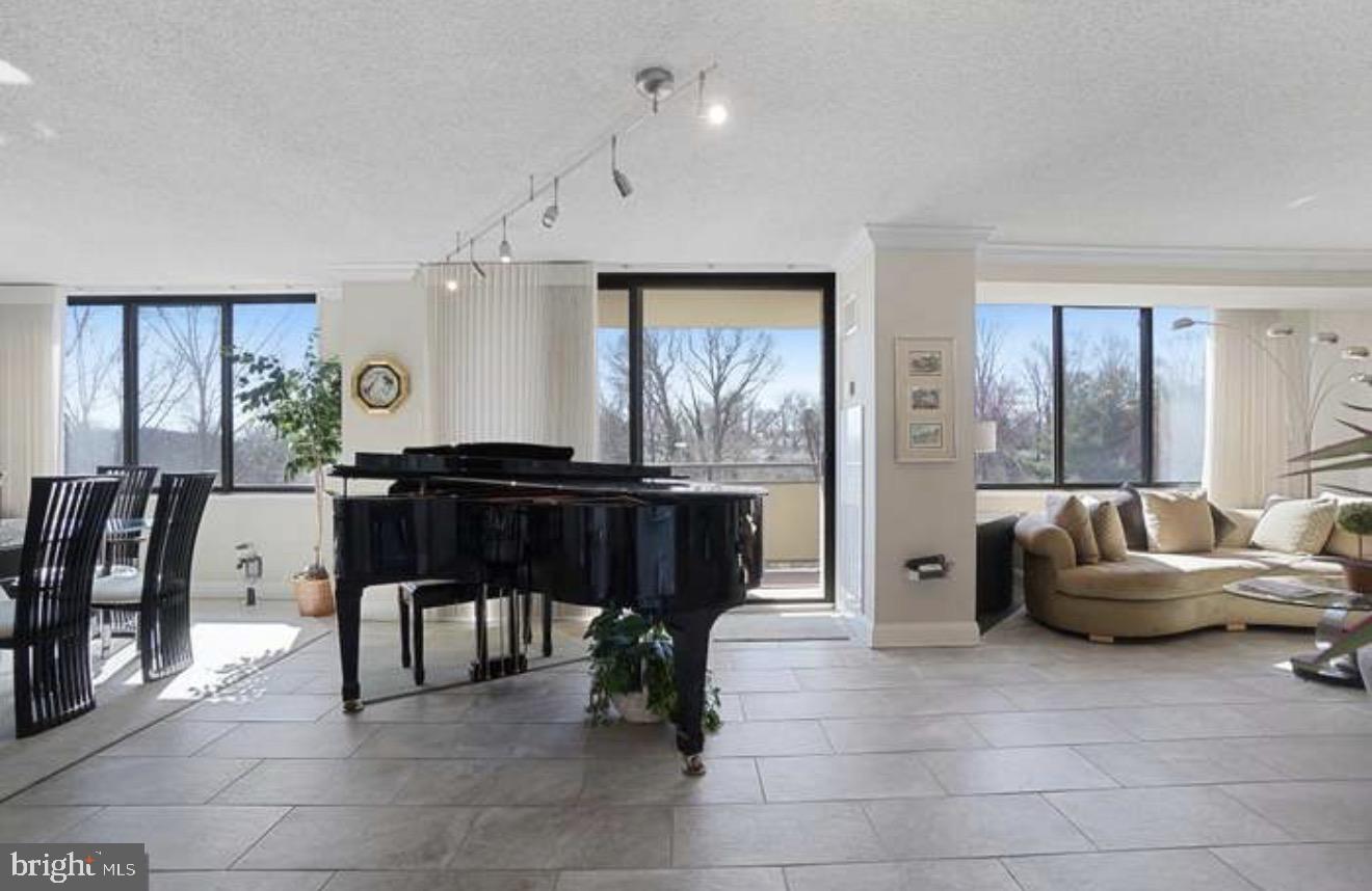 PROMENADE TOWERS - Residential