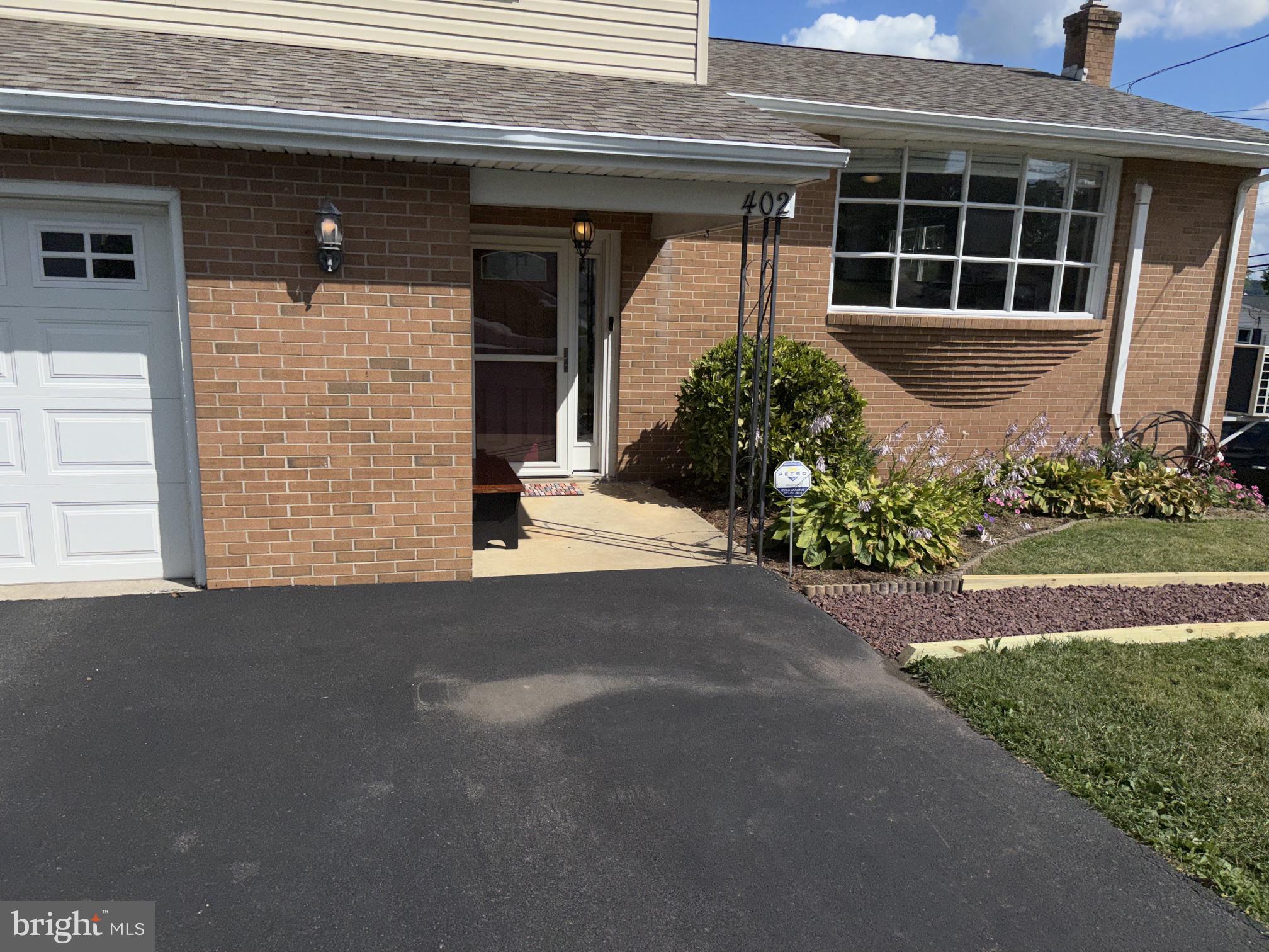 402 GROSSTOWN ROAD