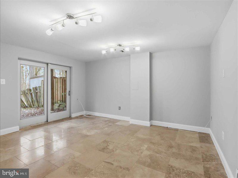 SNOWDEN OAKS - Residential