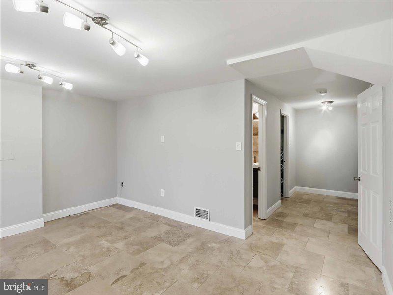 SNOWDEN OAKS - Residential