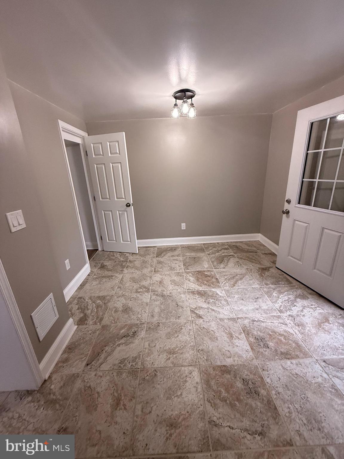 SEVEN COURTS - Residential Lease