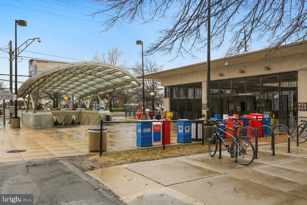 PIKE AND ROSE - Residential