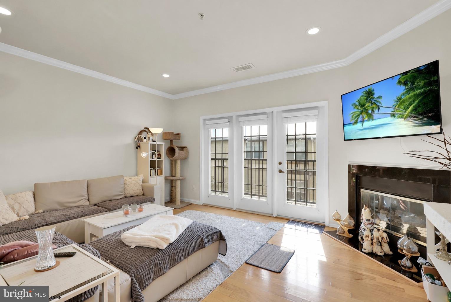 PIKE AND ROSE - Residential