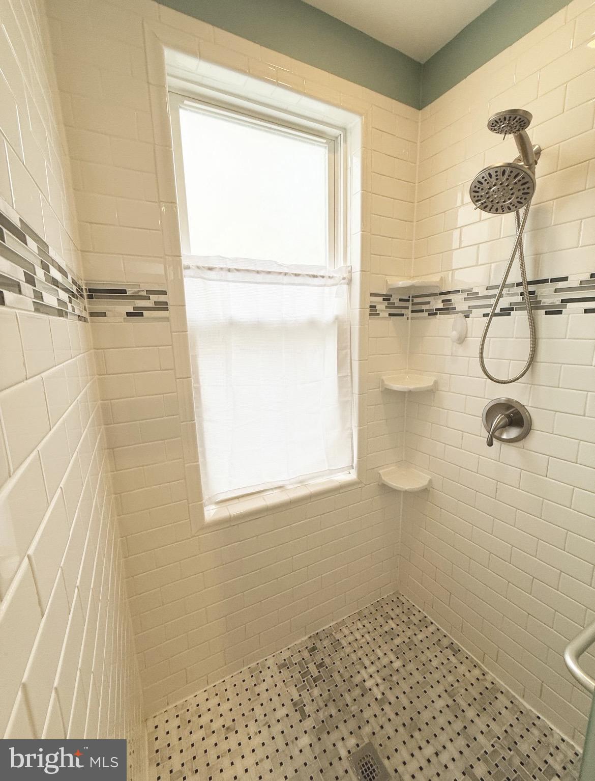 QUEEN VILLAGE - Residential