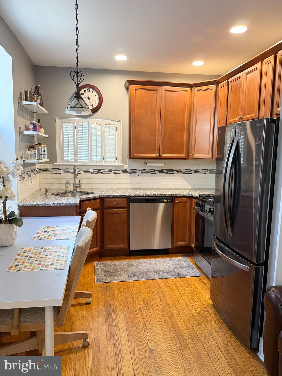 QUEEN VILLAGE - Residential