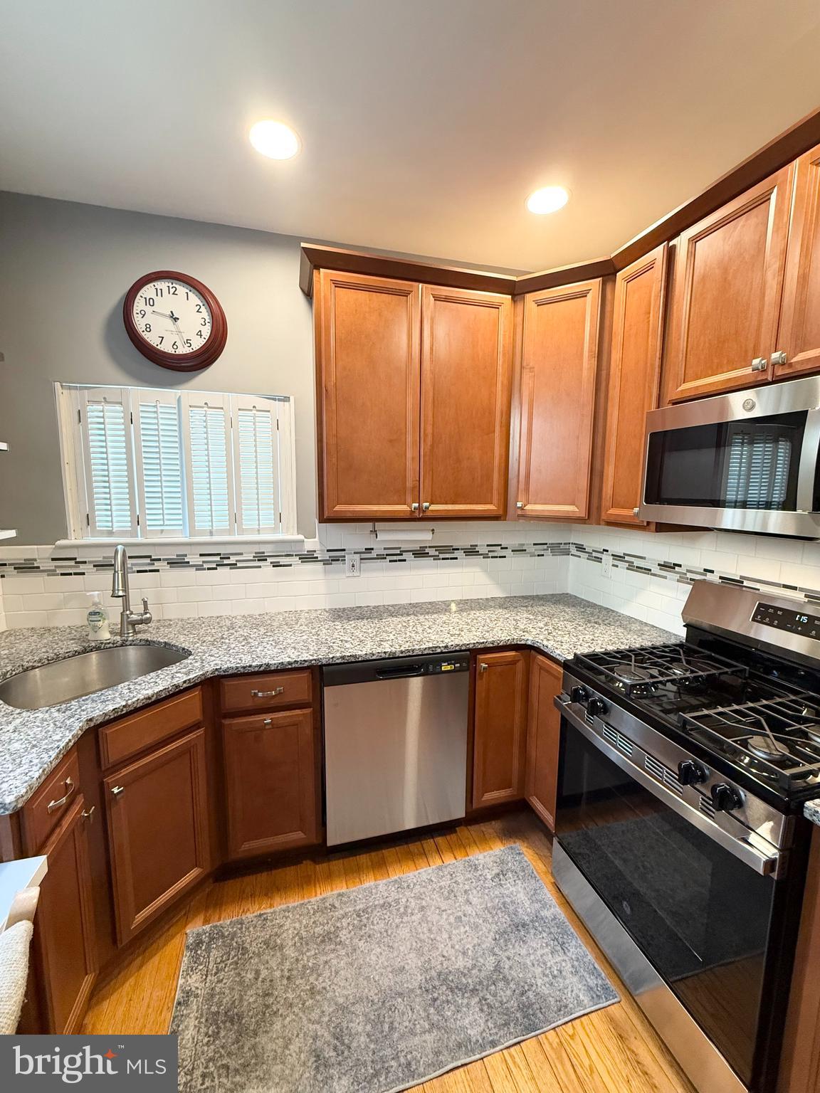 QUEEN VILLAGE - Residential